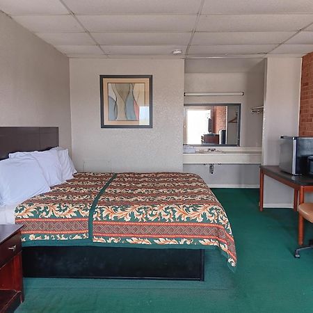 Oyo Sheldon'S Motel And Restaurant Keysville Екстериор снимка