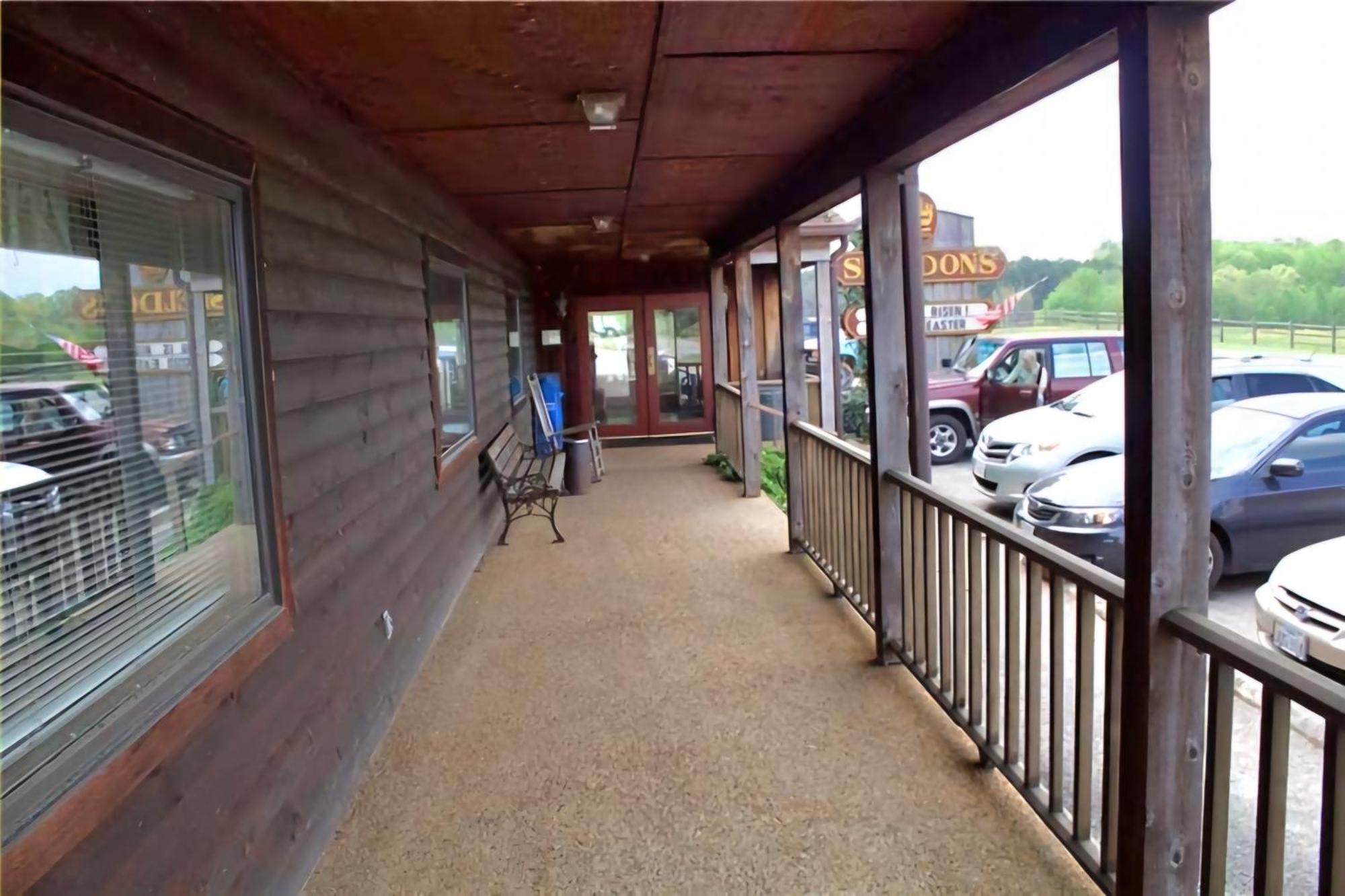 Oyo Sheldon'S Motel And Restaurant Keysville Екстериор снимка