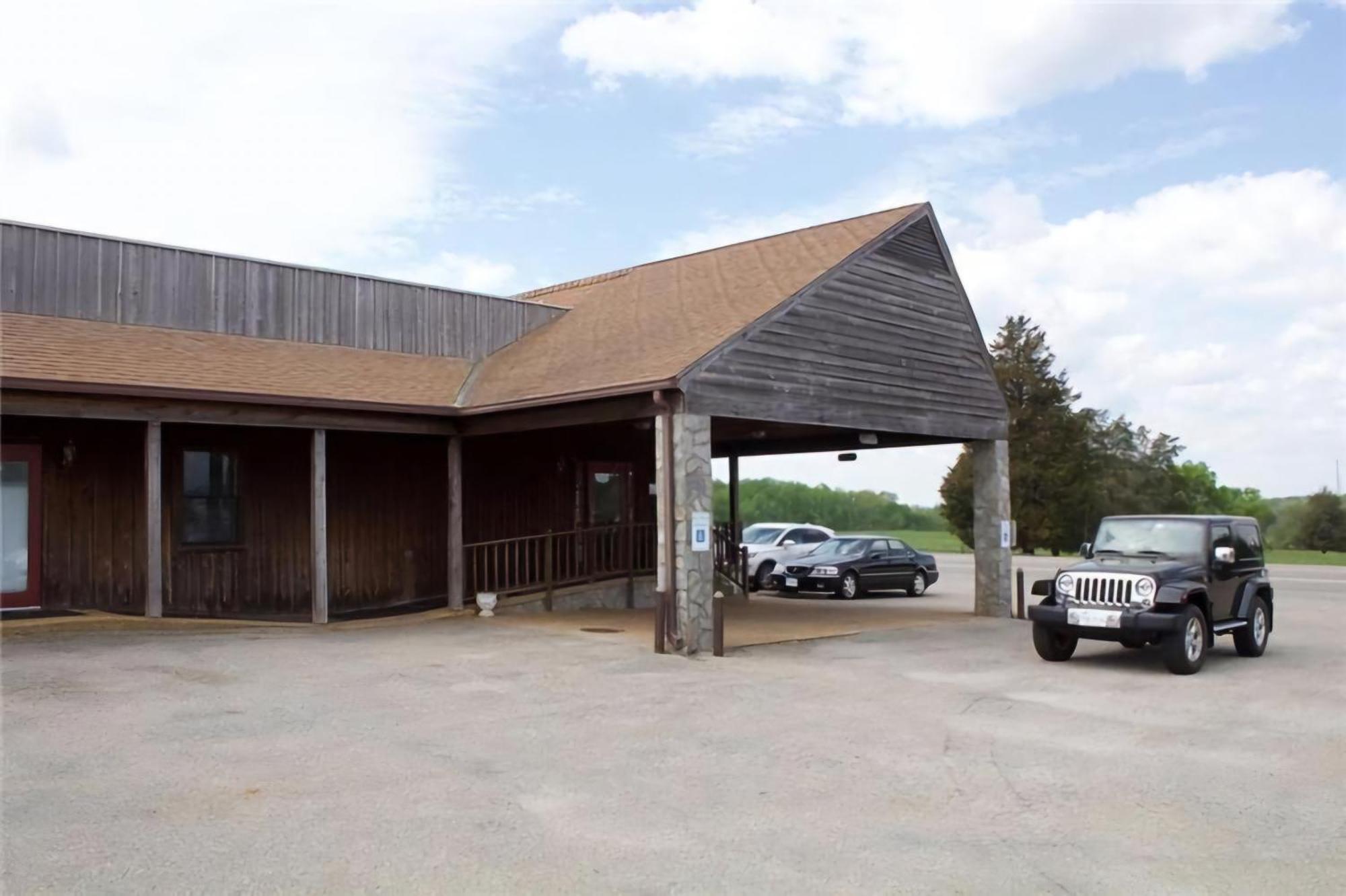 Oyo Sheldon'S Motel And Restaurant Keysville Екстериор снимка